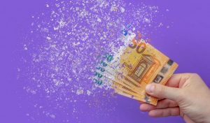 50 Euro Scheine in der Hand geschreddert durch Stagflation, Inflation